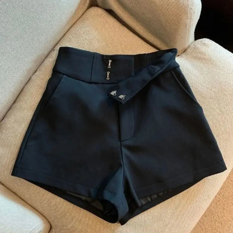 Tailored high-waisted shorts, elegant, modern and super versatile! High-waisted design that flatters the silhouette and goes with any look — from casual to sophisticated