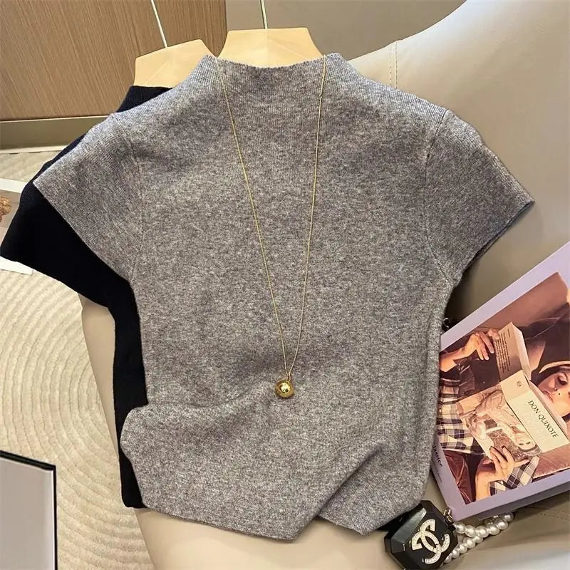 Elegant women's turtleneck sweater, fitted style