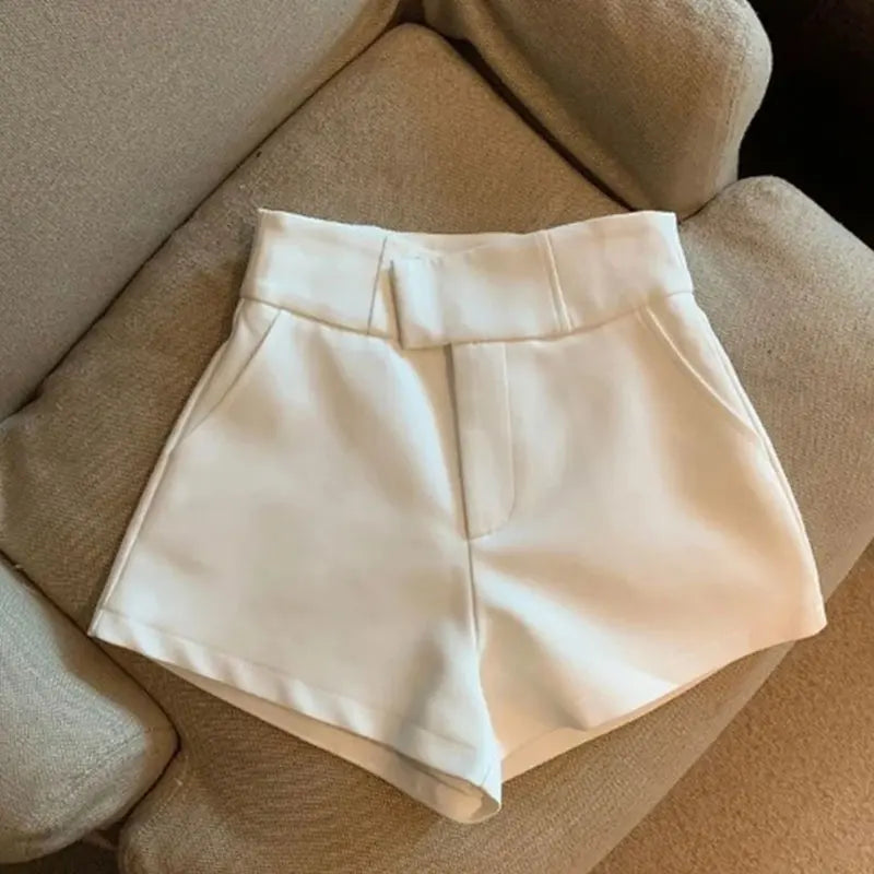 Tailored high-waisted shorts, elegant, modern and super versatile! High-waisted design that flatters the silhouette and goes with any look — from casual to sophisticated