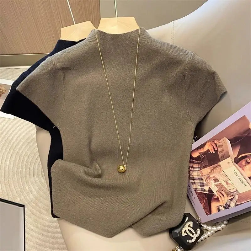 Elegant women's turtleneck sweater, fitted style